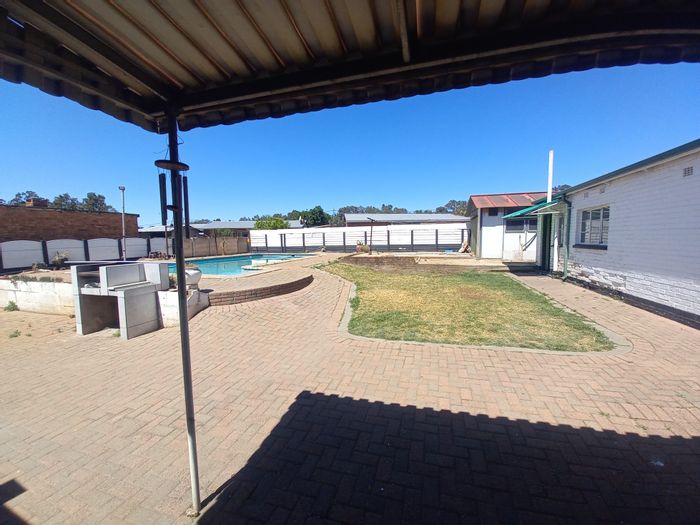 Brenthurst House For Sale: 3 Bedrooms, Pool, Garden, Close to Amenities.