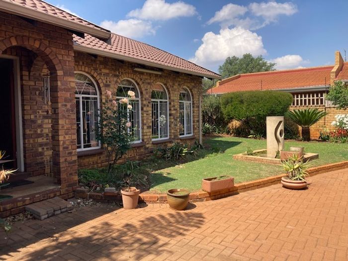 4 Bedroom house with pool, garage for 7 cars in Dalpark, For Sale.