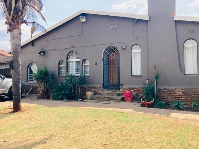 Dersley House For Sale: 4 Bedrooms, pool, security features, double garage.
