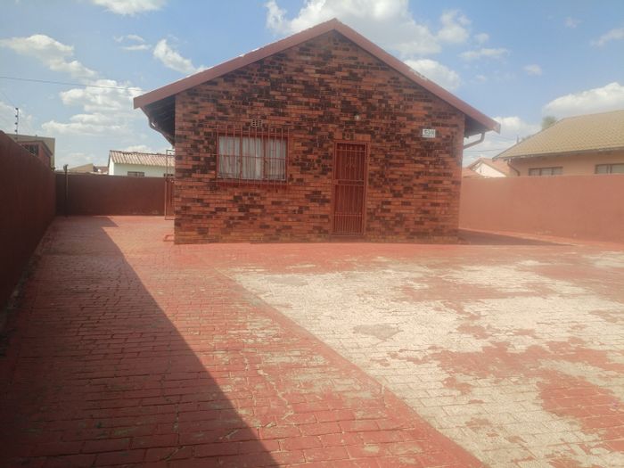 2-bedroom house for sale in Tsakane with garage and spacious yard.