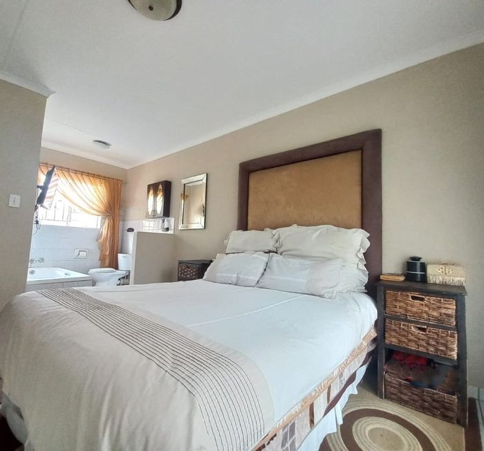 Dalpark Ext 11 House For Sale: 4 beds, large yard, security, parking, fibre internet.