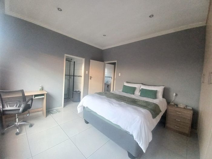 House for Sale in Sonneveld: 3 bedrooms, private garden, secure estate living.