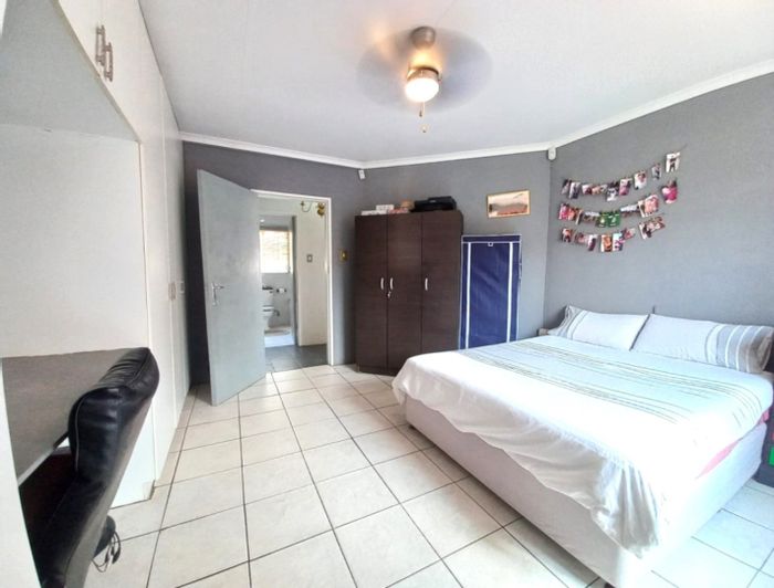 Dalpark Ext 1 House For Sale: Secure, pet-friendly, spacious with ample parking.