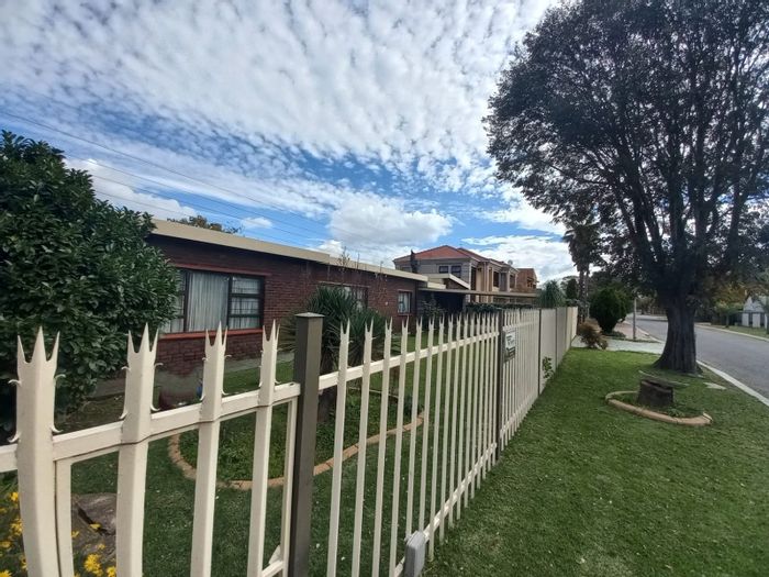 Dalpark Ext 11 House For Sale: Spacious living, braai area, ample parking, security features.