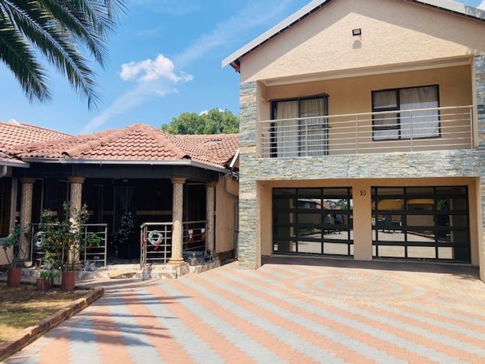 Spacious Dalpark house for sale: 10 bedrooms, pool, flatlets, and security features.