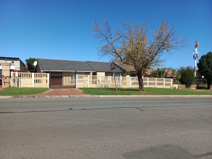 Dalpark House For Sale: 4 Bedrooms, large yard, security system, ample parking.