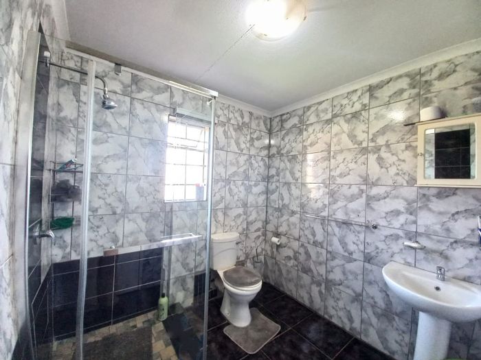 Dalpark House For Sale: 4 Bedrooms, large yard, security system, ample parking.