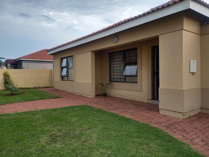 For Sale: House in Sonneveld with open plan living, gourmet kitchen, and secure estate.