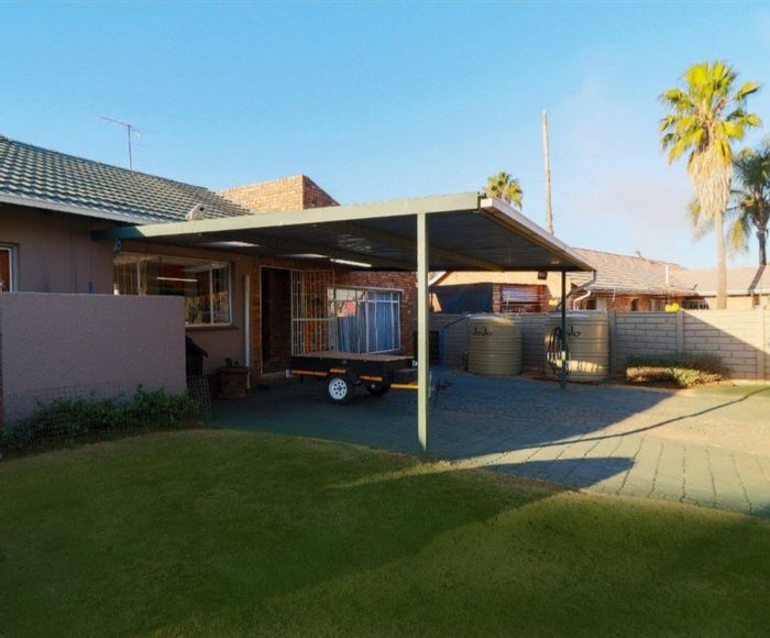House for Sale in Dersley: 3 Bedrooms, Pool, Flatlet, 7 Parking Spaces.