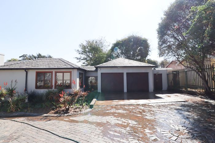 Bryanston House To Rent: 4/5 bedrooms, pool, cottage, near schools and amenities.