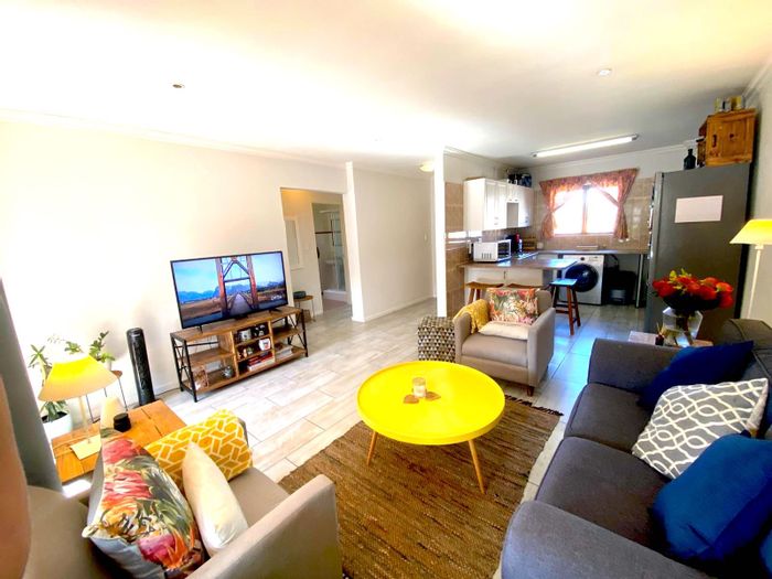 Bryanston Apartment To Rent: 2 beds, pool, security, close to amenities.