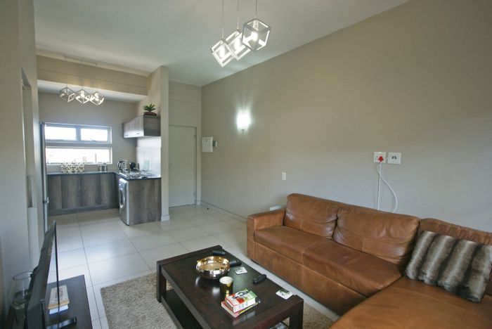 1 Bed, 1 Bath Apartment in Bryanston East - Prepaid Electricity, Close to Amenities. For Sale.