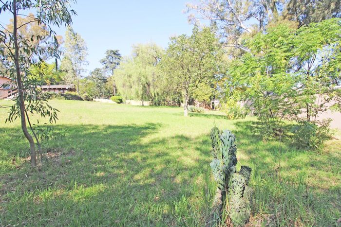 Rivonia For Sale: Vacant Land Residential, 4665 m², rezoned for multiple dwellings.