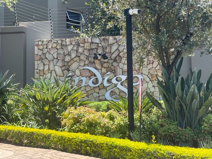 Bryanston Apartment For Sale: 1-bed loft, pool, security, balcony, great investment.