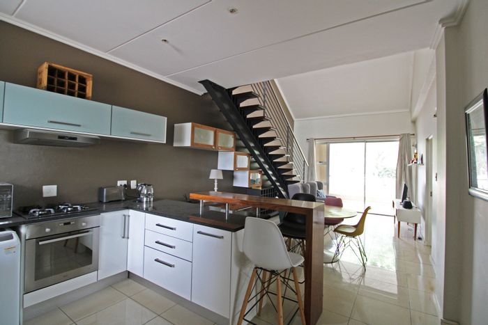 Bryanston Apartment For Sale: 2 Bed, Rooftop Terrace, Close to Country Club.