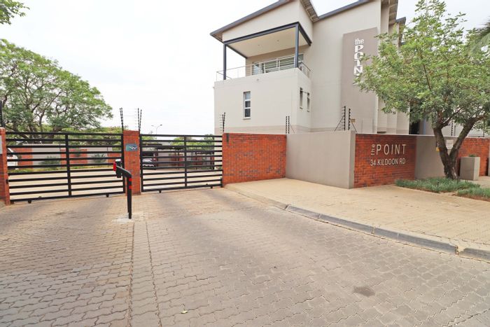 Bryanston Apartment For Sale: 2 beds, gym, pool, balcony, pet-friendly.