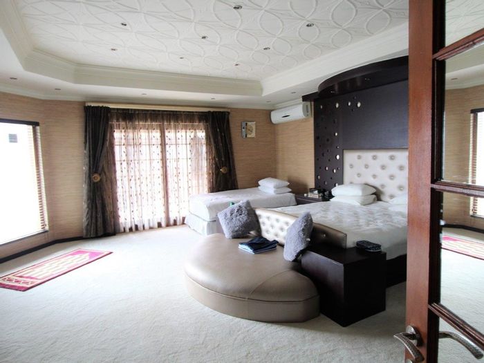 Spacious 3-bedroom house with pool, study, and ample entertainment areas in Modimolle Central.