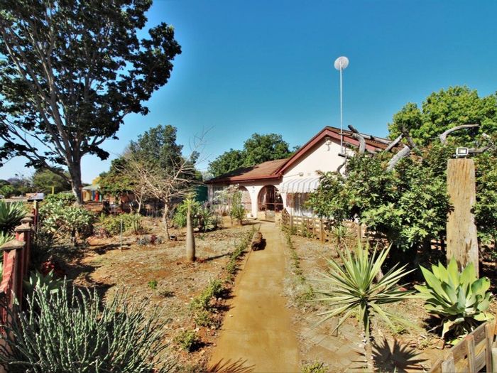 3-Bedroom House for Sale in Mookgopong Central with Spacious Yard and Sunroom.