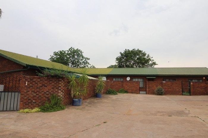 For Sale: House in Modimolle Central with multiple units and garages.