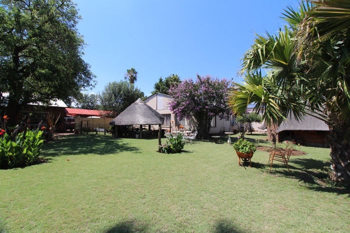 Versatile Modimolle Central house with pub, flat, and ample parking for sale.