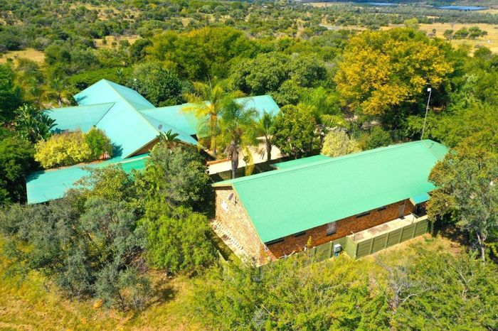 For Sale: 21-hectare farm in Modimolle Central with two houses, boreholes, and pool.