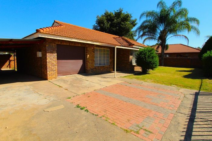 For Sale: 3-Bedroom House in Modimolle Central with secure parking and proximity to shops.