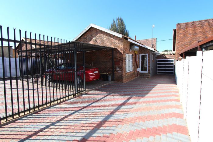 For Sale: House in Phagameng, 3 bedrooms, open plan kitchen, ample parking.