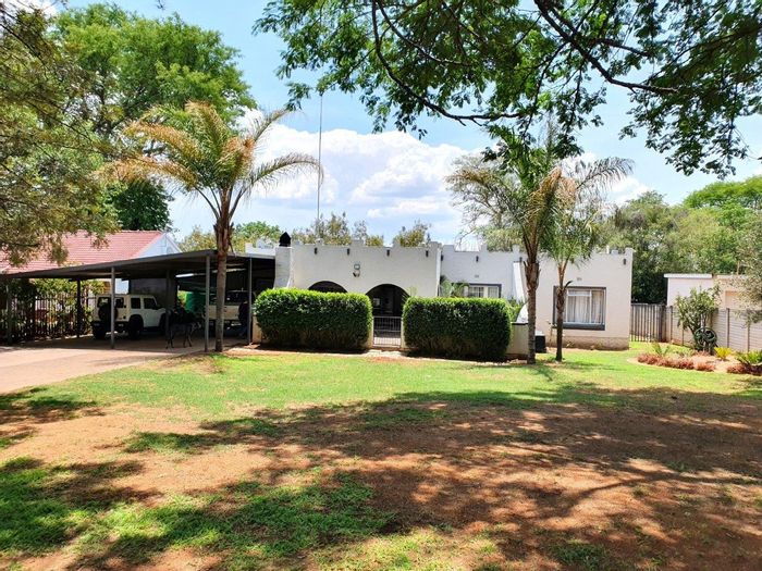 For Sale: House in Modimolle Central with 4 bedrooms, pool, and solar backup.
