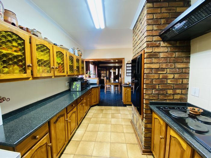 Dalpark House For Sale: Spacious home with pool, flatlet, and entertainment area.