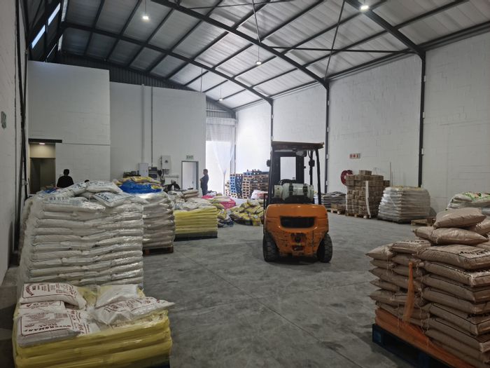 Industrial Warehouse To Rent in Firgrove: 348m2, offices, backup power, security.