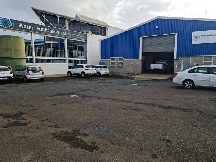 Industrial Warehouse To Rent in Gants Plaza: Office space, workshop, easy N2 access.