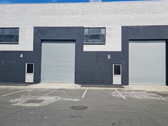 215m² Industrial Unit To Rent in Blackheath with dedicated parking and immediate availability.