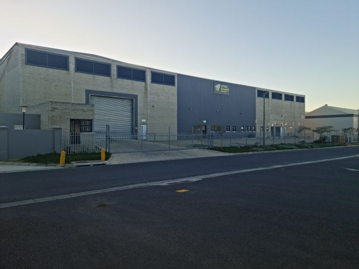 Industrial Warehouse To Rent in Asla Park: 5130 m², multiple roller doors, security access.