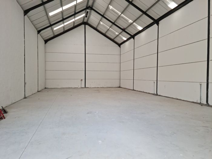 Industrial Warehouse To Rent in Firgrove: Solar power, 24/7 security, easy access.