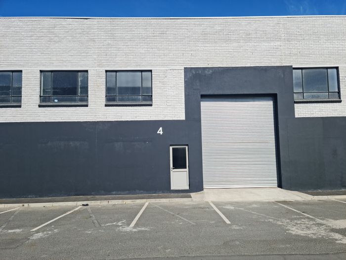 208m² Industrial Unit To Rent in Blackheath, with dedicated parking and immediate availability.