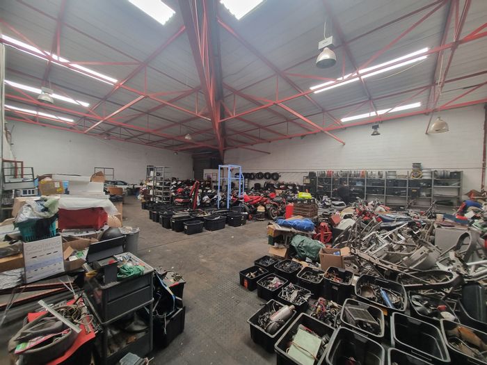 Industrial Warehouse To Rent in Brackenfell: Open space, office, parking, boardroom.