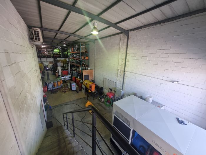 380m² Industrial Warehouse To Rent in Stikland, features office space and parking.