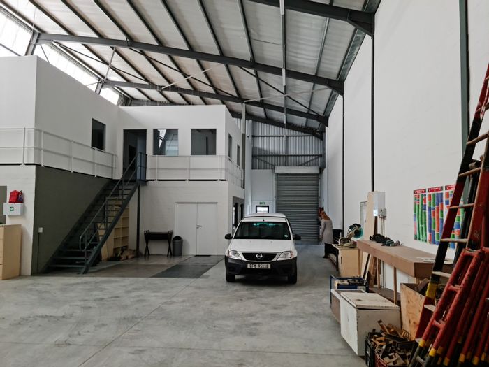 Industrial Warehouse To Rent in Firgrove: Reception, showroom, offices, and easy N2 access.
