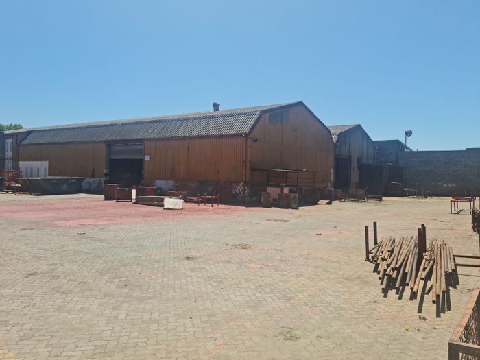 1540m2 Industrial Warehouse with Large Yard To Rent in Blackheath Industrial.
