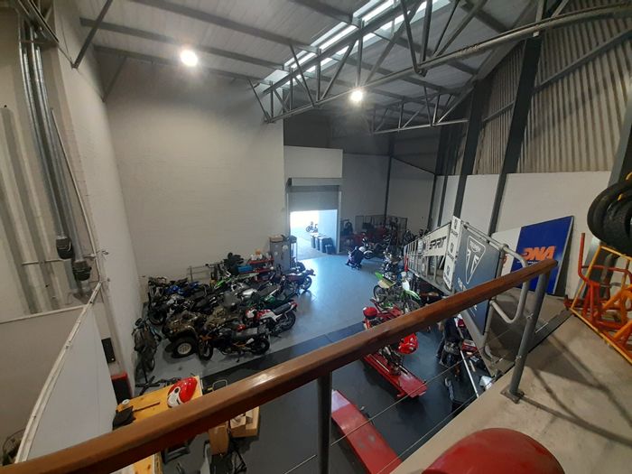 718m² Industrial Unit To Rent in Stikland with offices and large roller door.