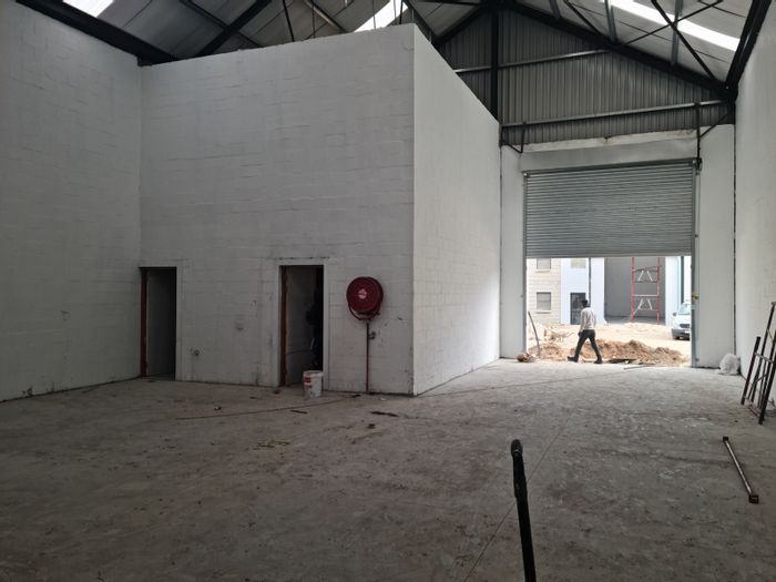 Industrial Warehouse To Rent in Firgrove: Solar power, 24/7 security, easy N2 access.
