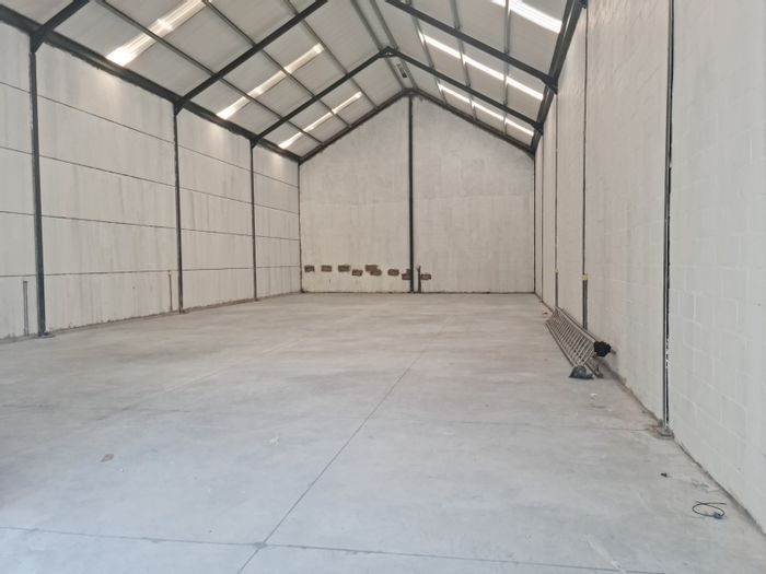 Industrial Warehouse To Rent in Firgrove: Solar power, 24/7 security, easy access.