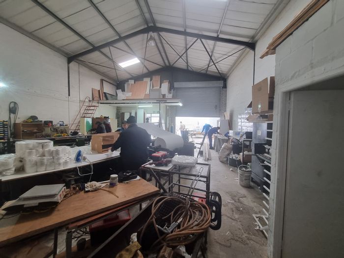 118m² Industrial Warehouse To Rent in Brackenfell Industrial with parking and amenities.