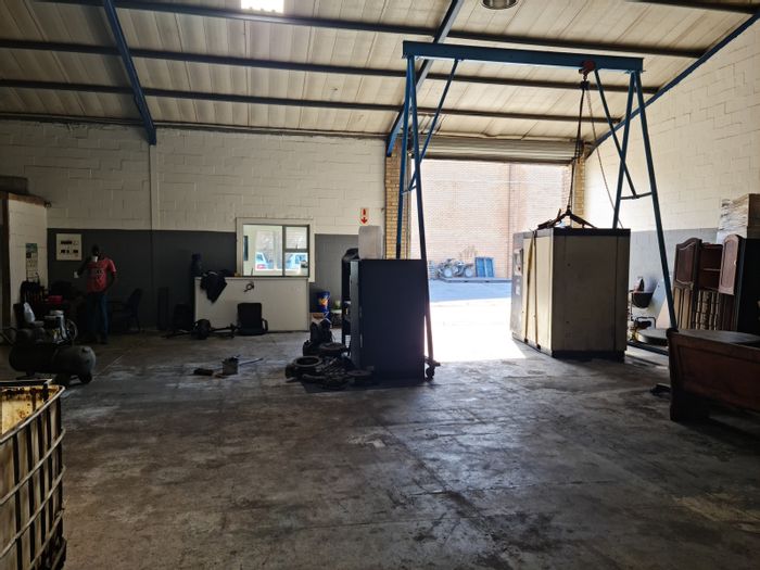 Industrial Warehouse To Rent in Broadlands: 410m2, 24/7 Security, Roller Shutter Door.