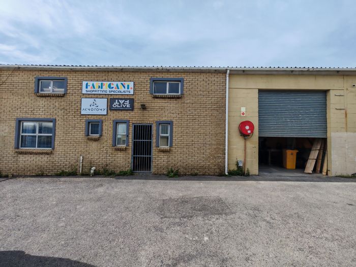 240m2 Industrial Warehouse To Rent in Broadlands, secure park, roller shutter access.