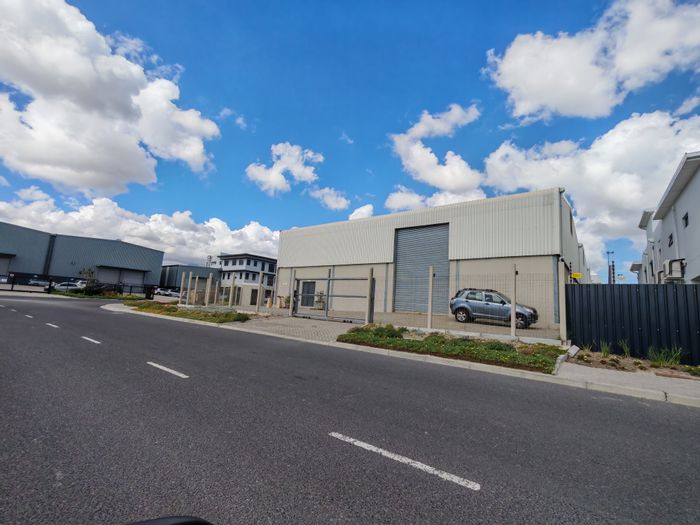 520m2 Industrial Warehouse with Yard Space To Rent in Firgrove, R37,000.