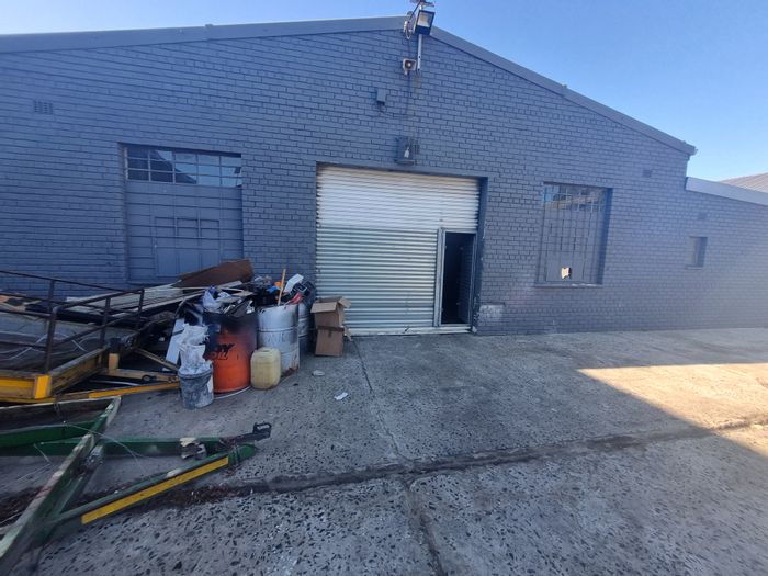 298m² Industrial Warehouse To Rent in Triangle Farm with offices and ample parking.