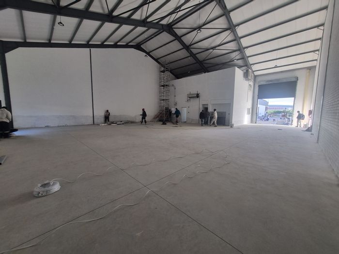 428m² Industrial Warehouse To Rent in Stikland with office, parking, and yard.