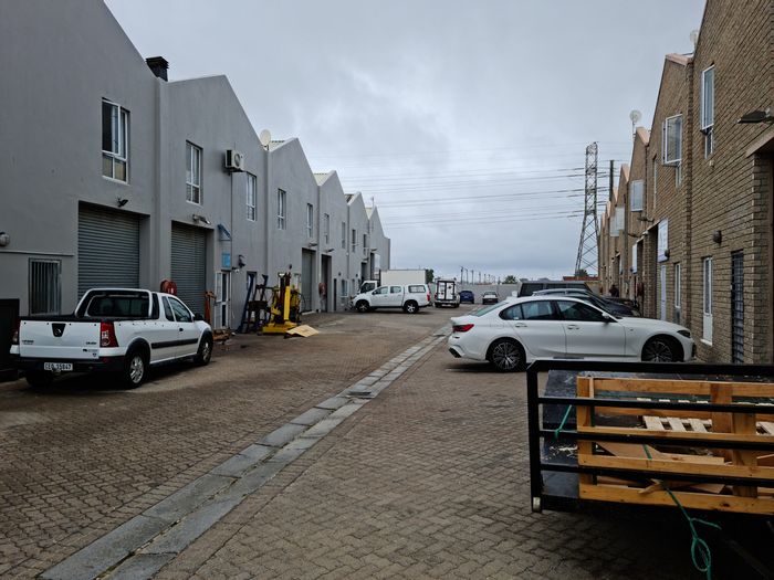 Industrial Warehouse To Rent in Asla Park: 200m2, 24/7 Security, Offices Included.