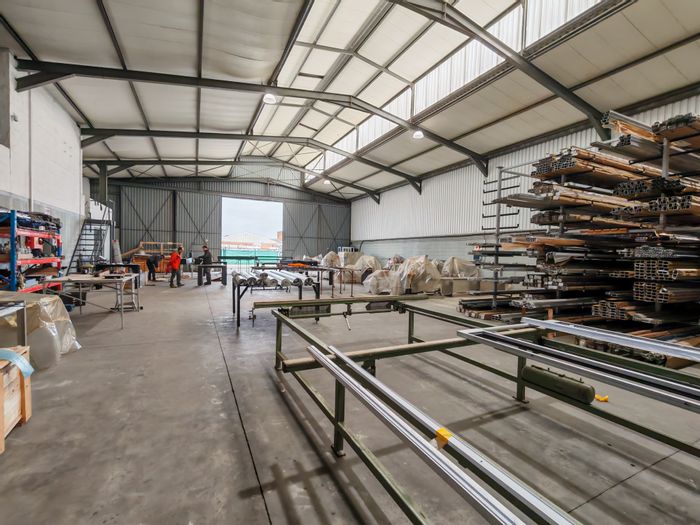 800m2 Industrial Warehouse with 500 Amps, Offices, and Security in George Park To Rent.